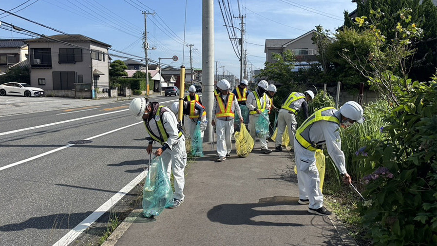 道路のごみを拾う清掃活動の様子